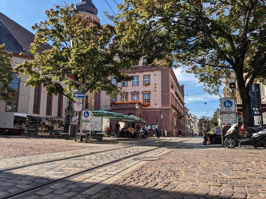 65Qm Altbaucharme Mit Zwei Balkonen Apartment Karlsruhe Bagian luar foto