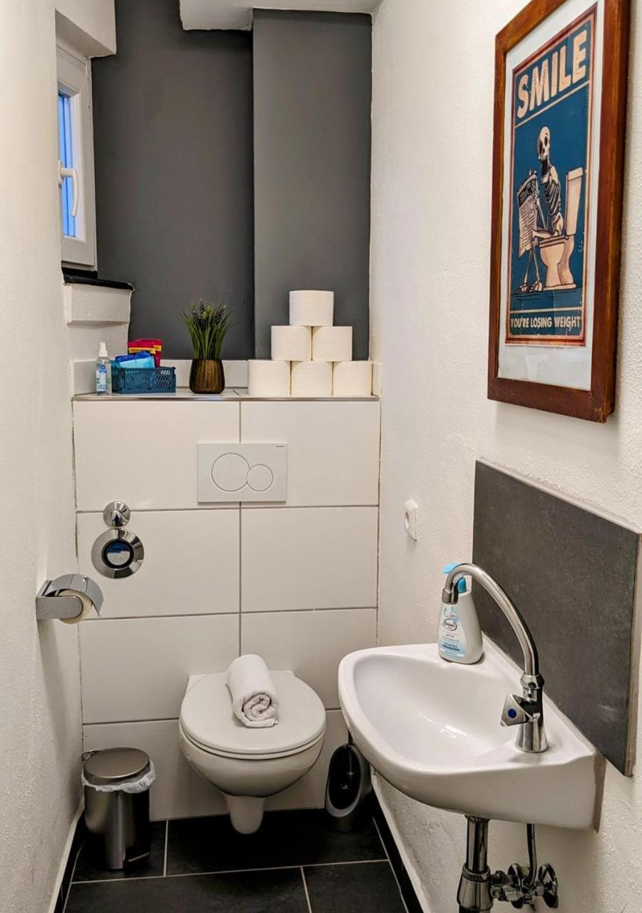 65Qm Altbaucharme Mit Zwei Balkonen Apartment Karlsruhe Bagian luar foto