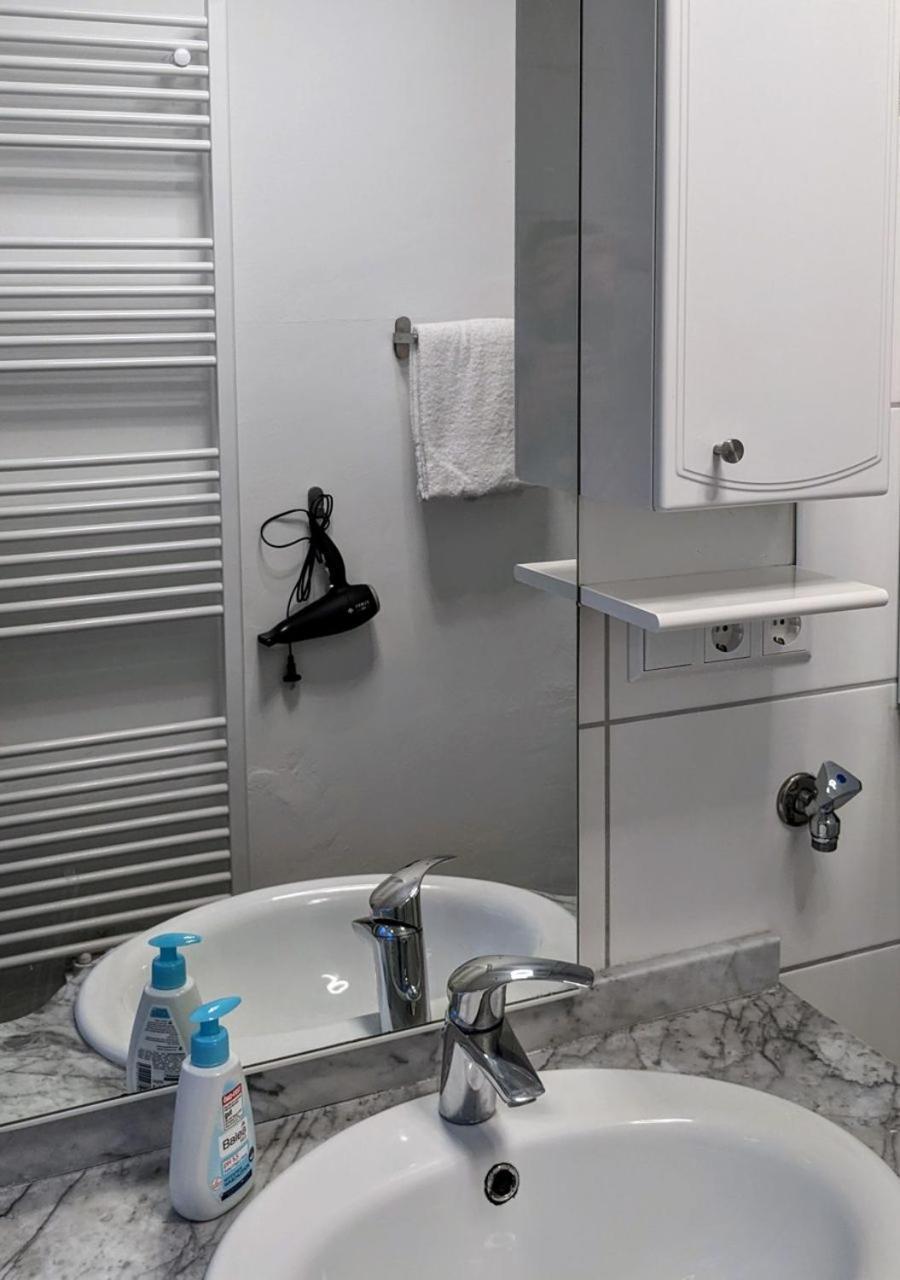 65Qm Altbaucharme Mit Zwei Balkonen Apartment Karlsruhe Bagian luar foto
